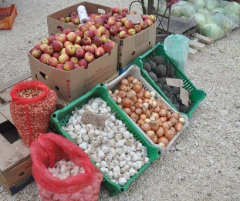 Legume, fructe şi carne congelată, confiscate de poliţişti
